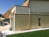 Mit dem Jutegewebe wird die Fassade vor direkter Sonneneinstrahlung geschützt. Das verhindert, dass der frisch aufgebrachte Kalkverputz "verbrennt". In direkter Sonneneinstrahlung oder bei starkem Wind kann nicht gekalkt werden.